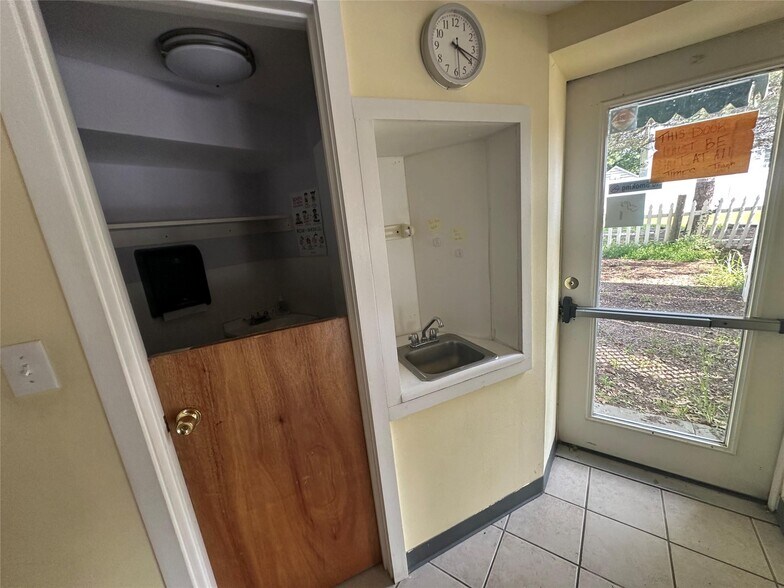 2430 Carmel Ave, Brewster, NY à louer - Photo de l’immeuble – Image 3 sur 20