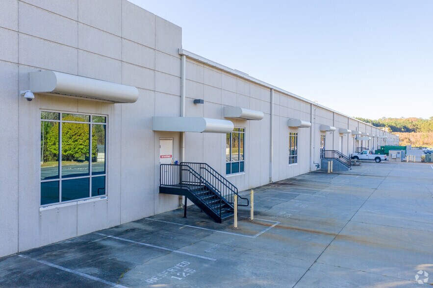 2405 Commerce Ave, Duluth, GA à louer - Photo de l’immeuble – Image 3 sur 5