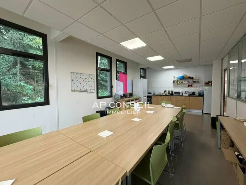 Local d’activités dans SAINT CYR L ECOLE à louer - Photo de l’immeuble – Image 2 sur 8