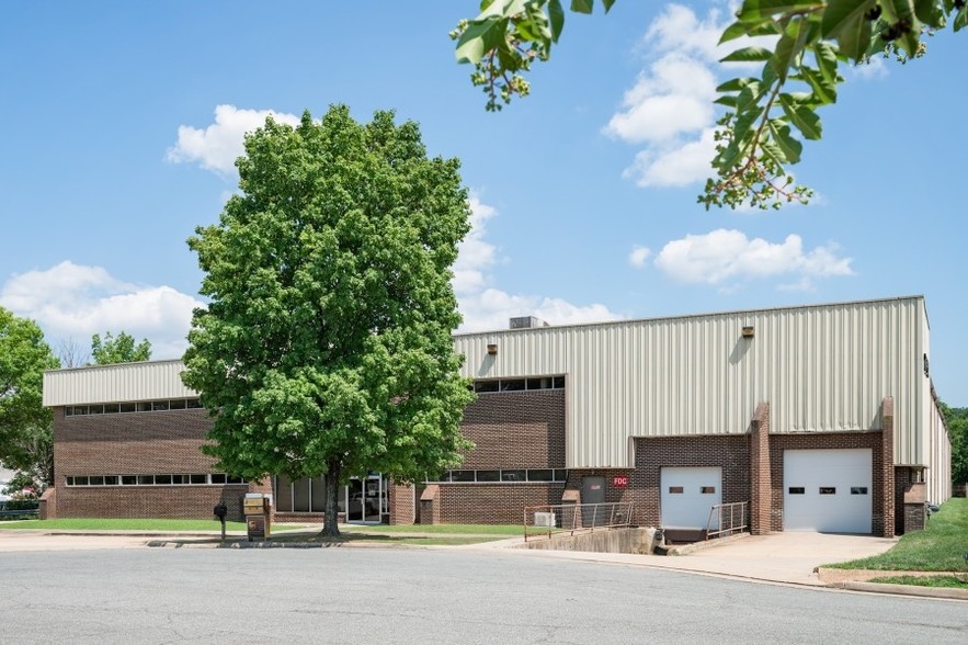 7201 Lockport Pl, Lorton, VA à louer - Photo de l’immeuble – Image 3 sur 6