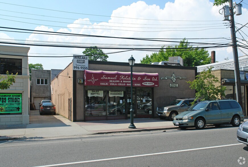 795 Foxhurst Rd, Baldwin, NY à vendre - Photo de l’immeuble – Image 3 sur 6