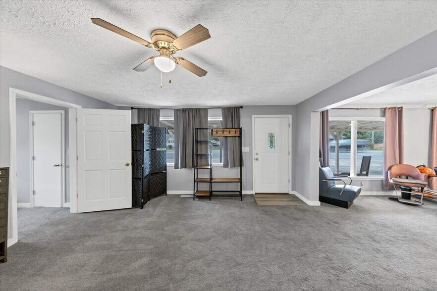 6071 N Main St SE, Acworth, GA à vendre - Photo intérieure – Image 3 sur 65