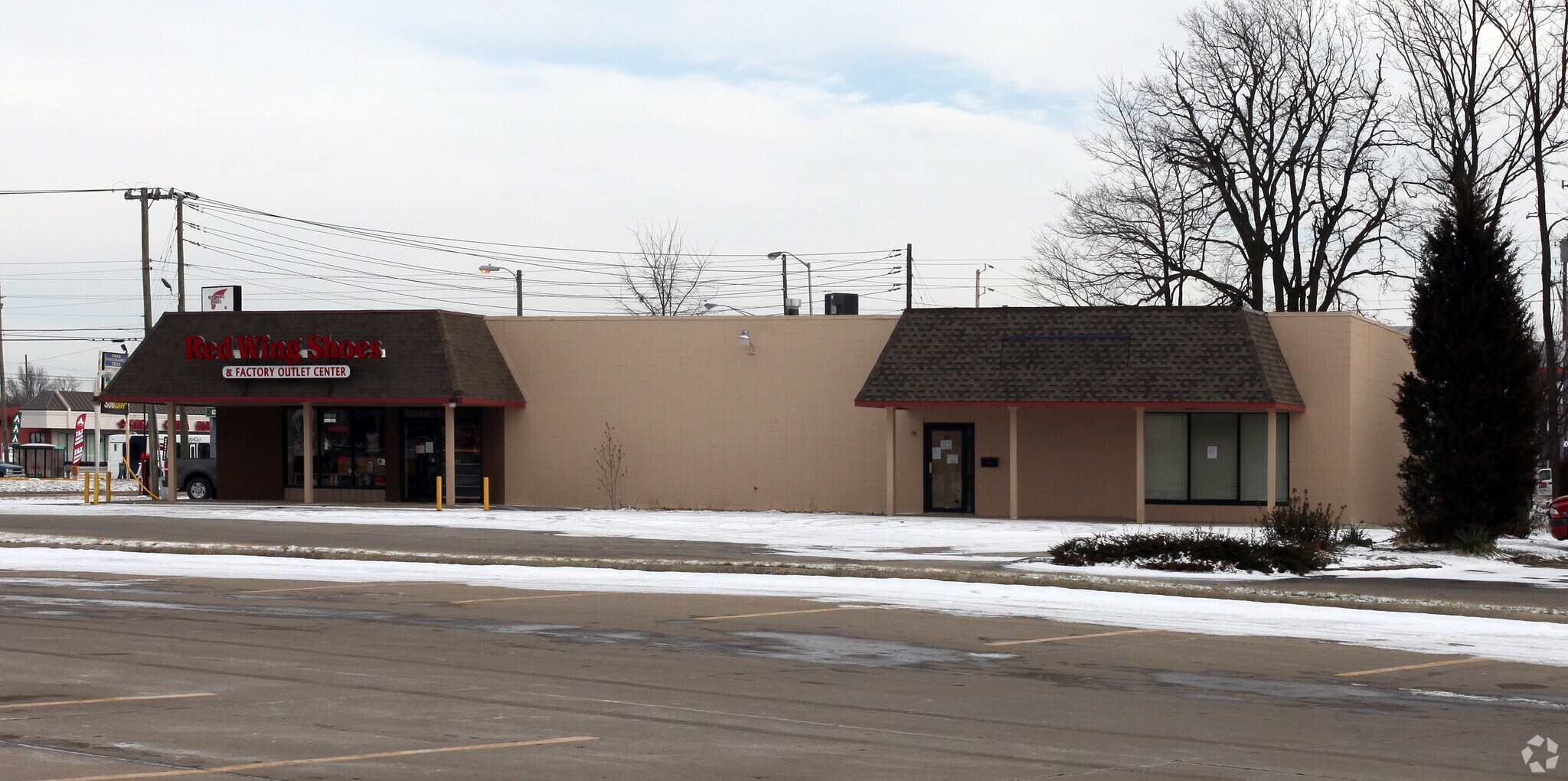 935 E Hanna Ave, Indianapolis, IN à louer Photo de l’immeuble– Image 1 sur 6