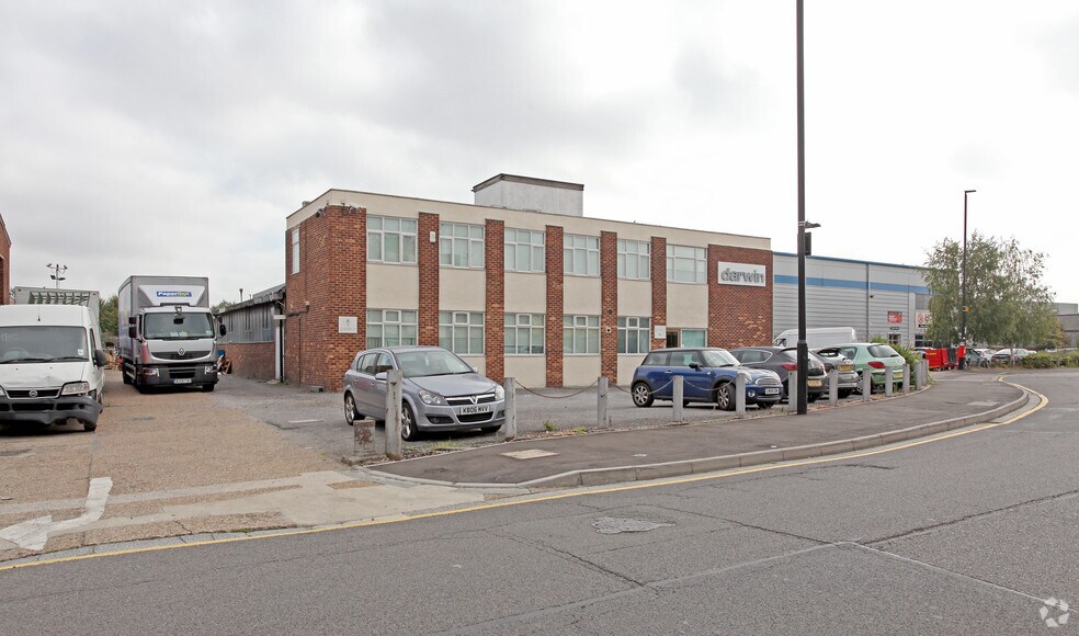Pier Rd, Feltham à vendre - Photo de l’immeuble – Image 2 sur 16