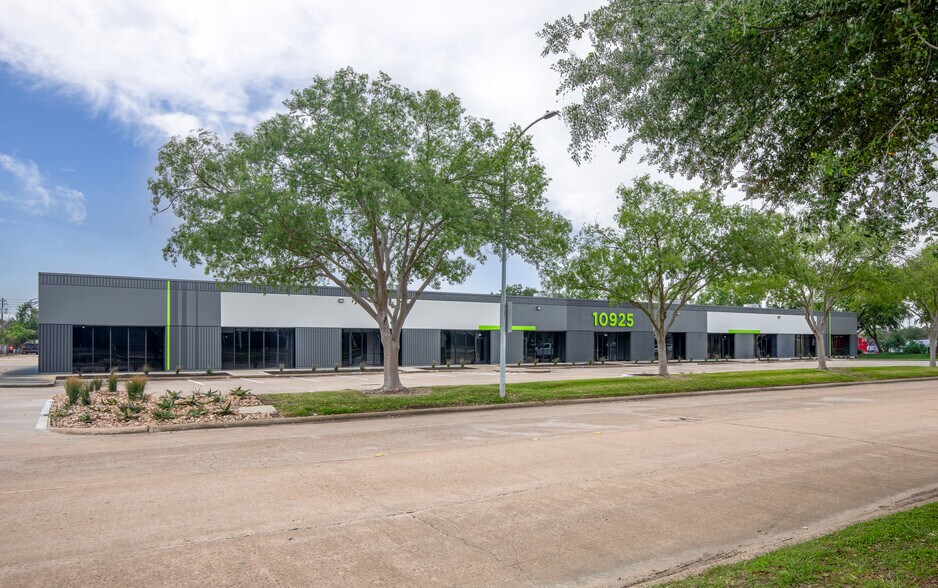10325 Landsbury Dr, Houston, TX à louer - Photo de l’immeuble – Image 1 sur 7