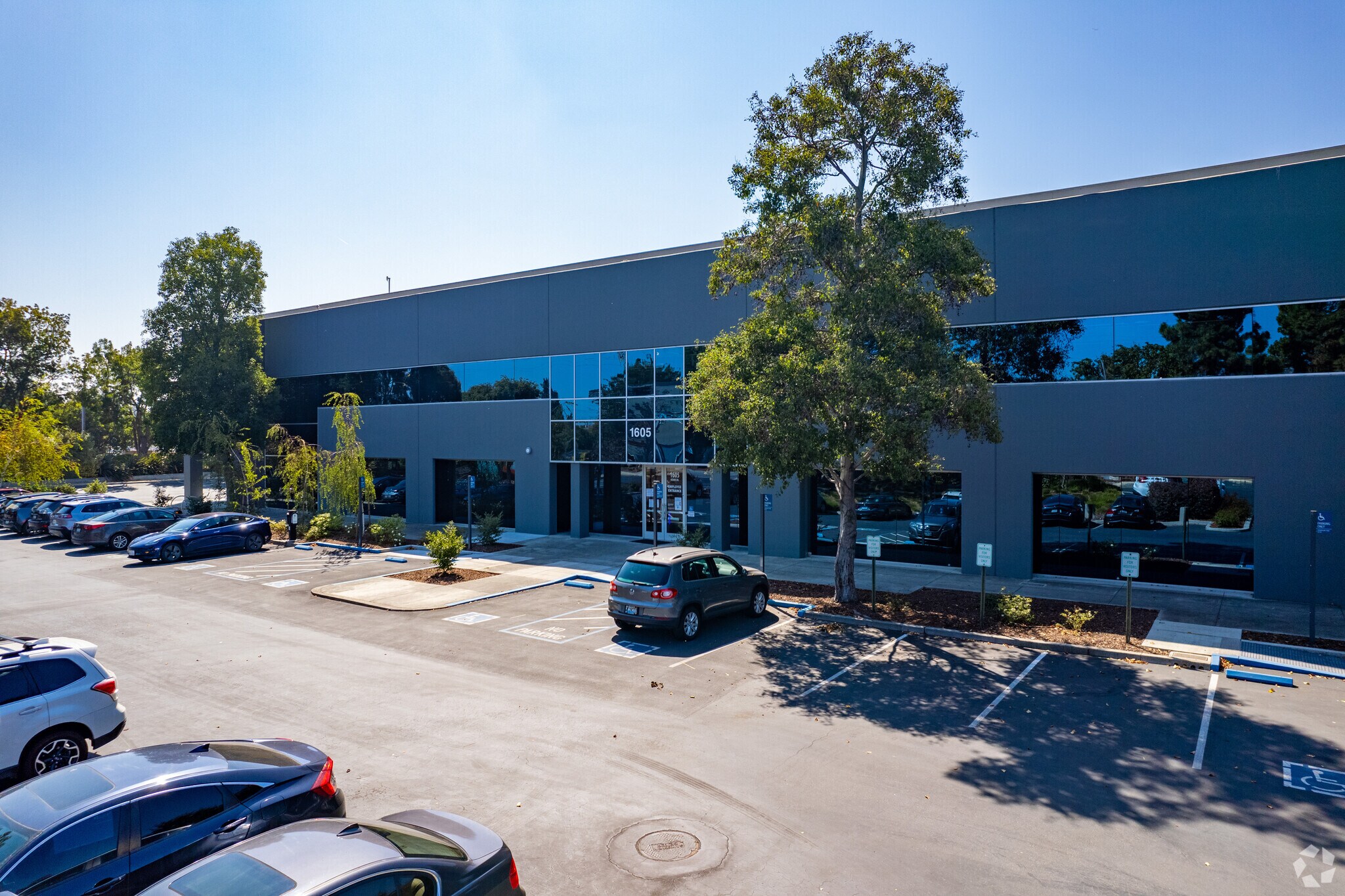 1605 Adams Dr, Menlo Park, CA à louer Photo de l’immeuble– Image 1 sur 8