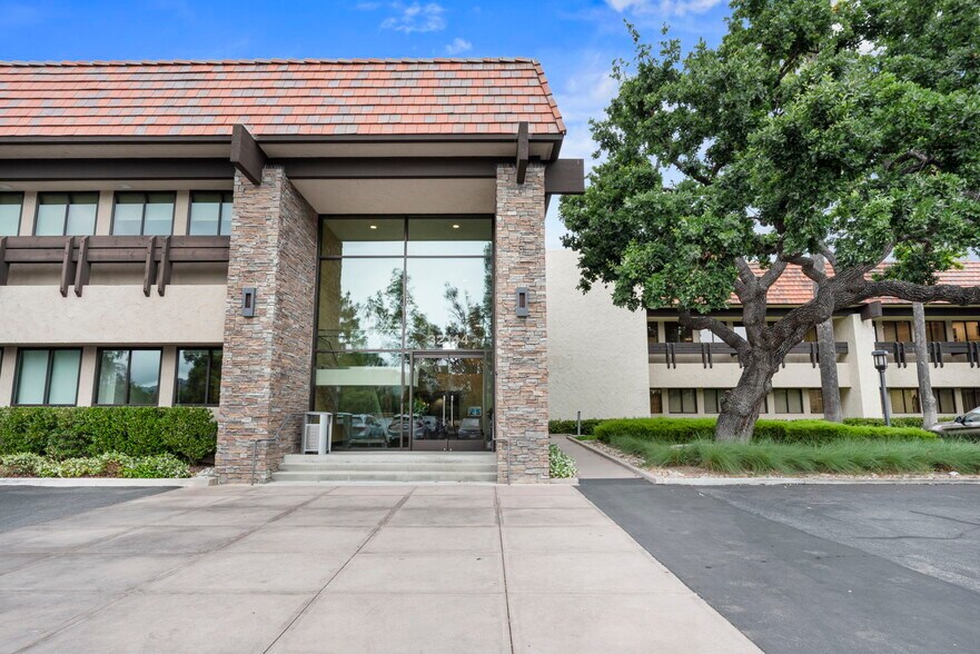 32144 Agoura Rd, Westlake Village, CA à louer - Photo principale – Image 2 sur 7