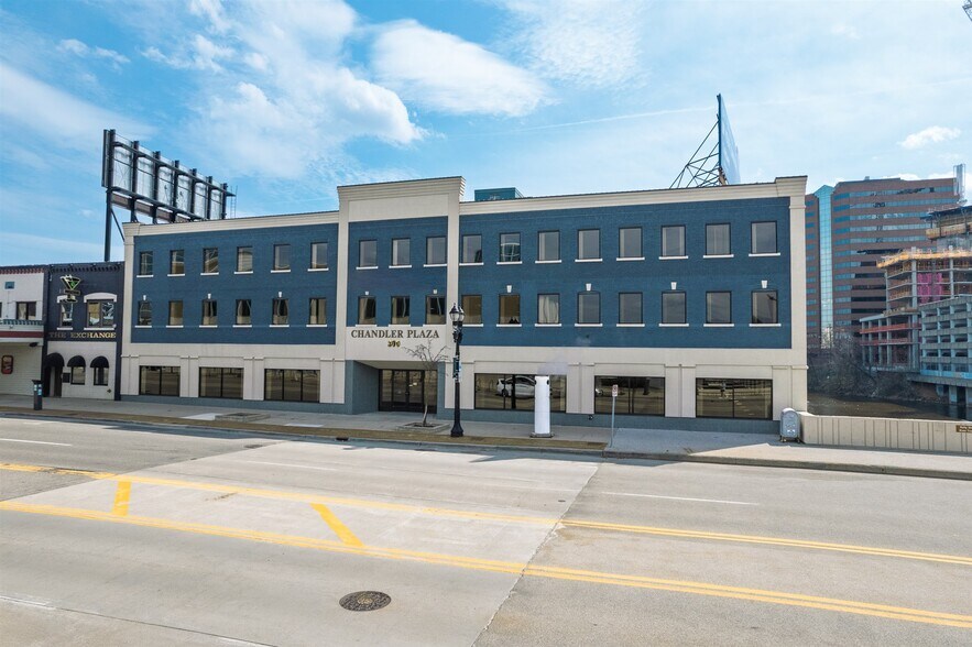 300 E Michigan Ave, Lansing, MI à louer - Photo principale – Image 1 sur 9