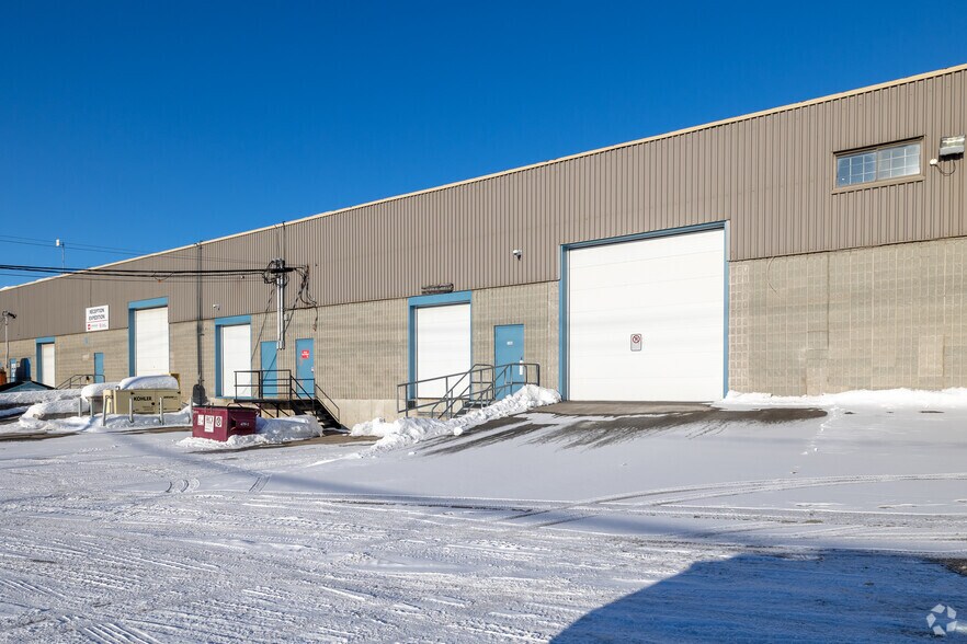 3370-3418 Boul Industriel, Laval, QC à louer - Photo de l’immeuble – Image 2 sur 18