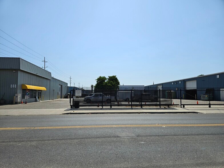 236 S Santa Cruz Ave, Modesto, CA à louer - Photo de l’immeuble – Image 1 sur 7