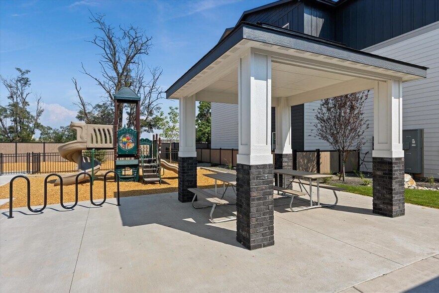 9926 W Sand Hill Dr, Nampa, ID à vendre - Photo de l’immeuble – Image 2 sur 20