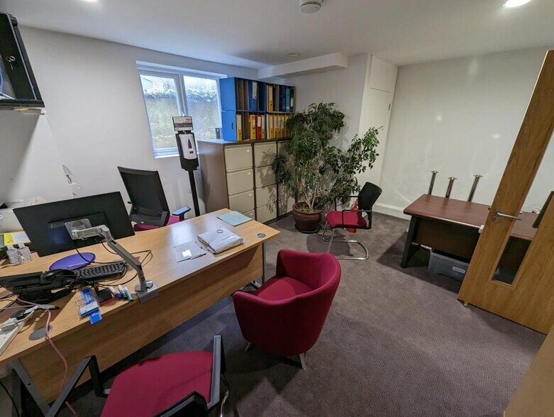 39 High Street, Leatherhead à vendre - Photo de l’immeuble – Image 2 sur 3