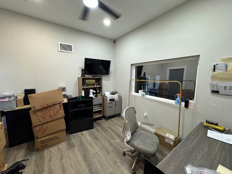 3700 Pegasus Dr, Bakersfield, CA à louer - Photo de l’immeuble – Image 3 sur 10