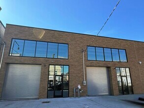 2108 College Point Blvd, College Point, NY à louer Photo de l’immeuble– Image 2 sur 8