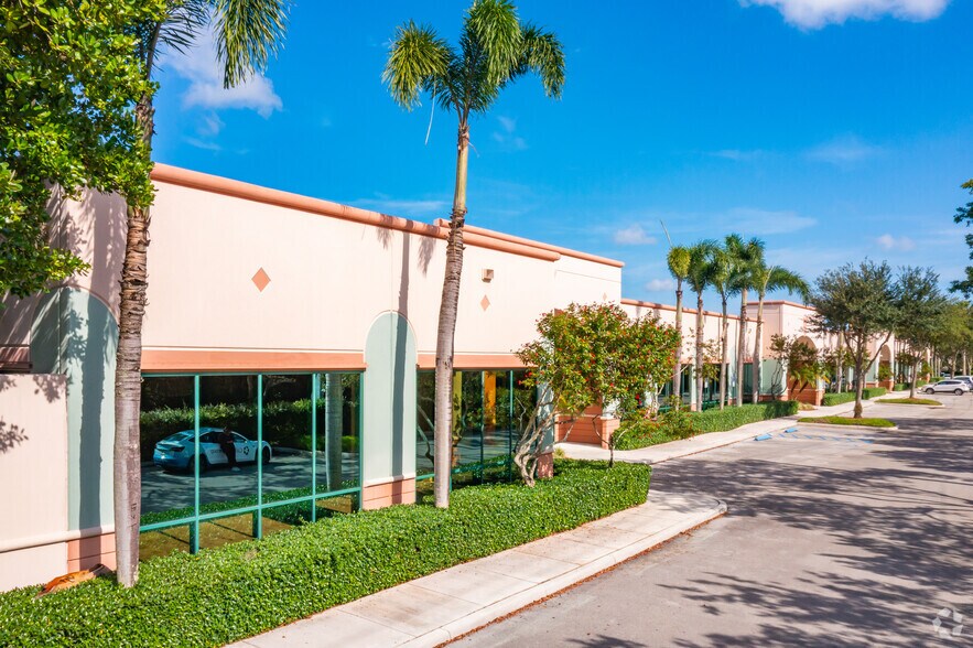 2906-2990 Executive Way, Miramar, FL à louer - Photo de l’immeuble – Image 1 sur 6