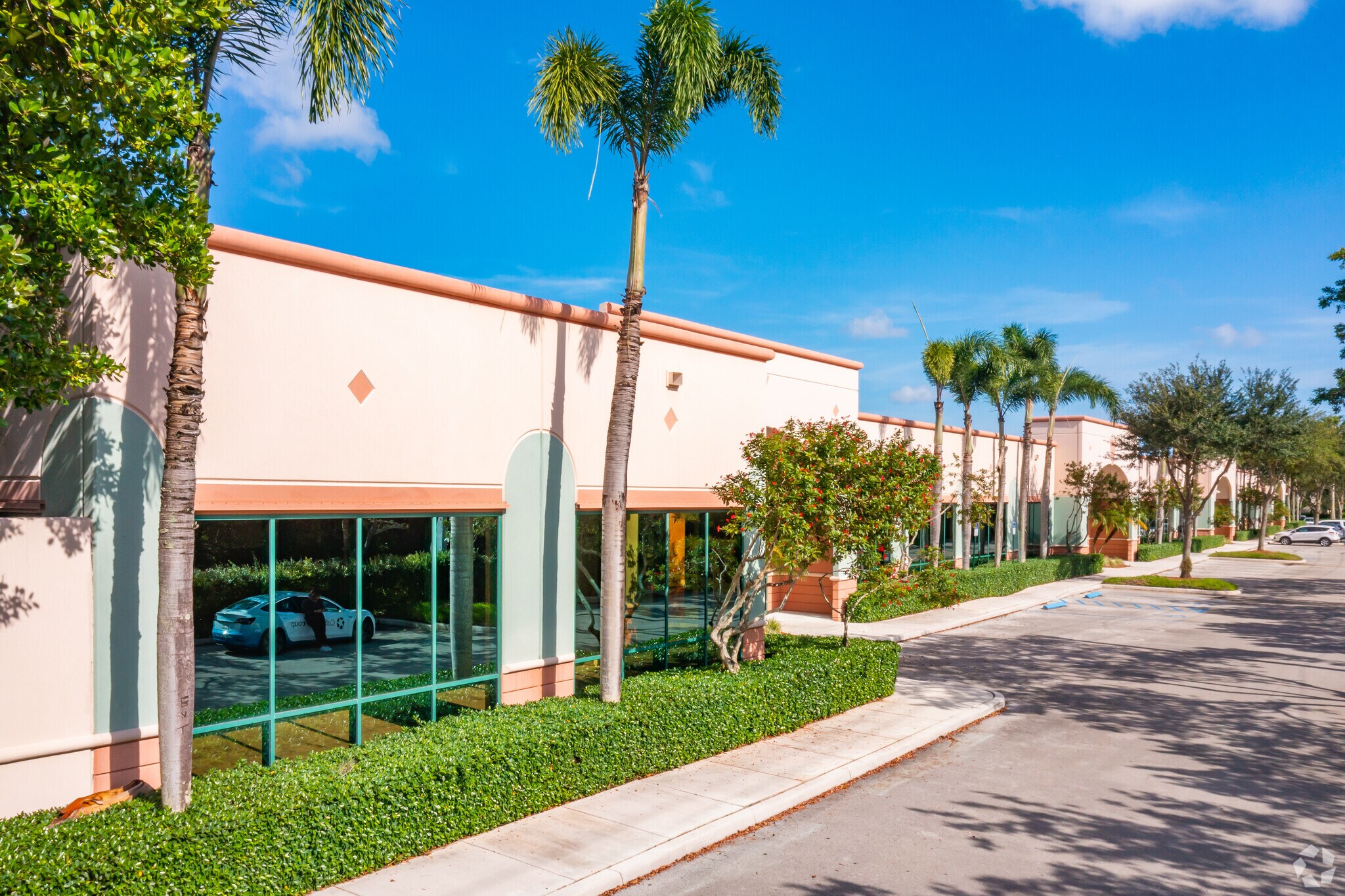 2906-2990 Executive Way, Miramar, FL à louer Photo de l’immeuble– Image 1 sur 7