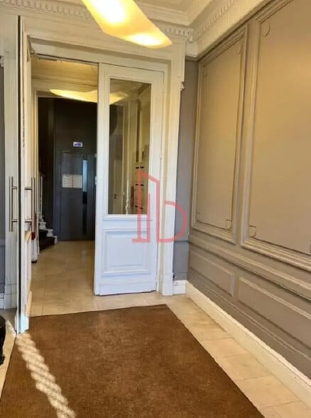 Bureau dans Bordeaux à louer - Hall d’entrée – Image 2 sur 9