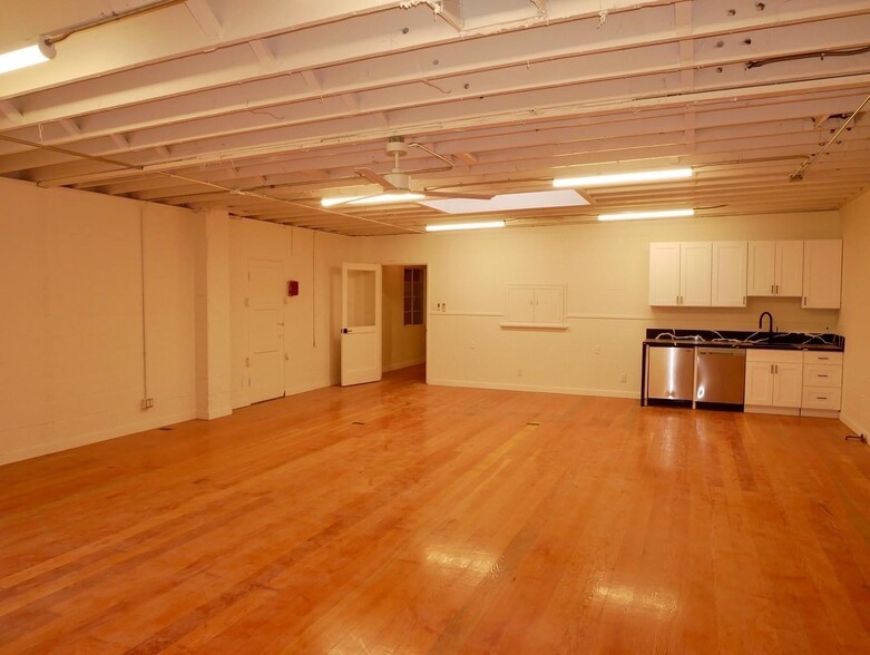 141 N Ventura Ave, Ventura, CA à louer - Photo de l’immeuble – Image 3 sur 10