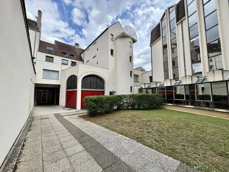 Rue Du Chapeau Rouge, Dijon à louer - Photo de l’immeuble – Image 2 sur 5