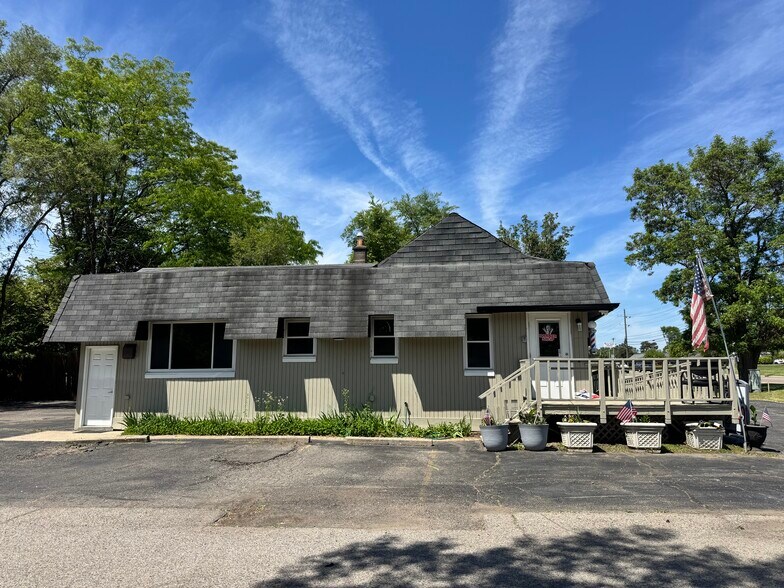 7045 Cooley Lake Rd, West Bloomfield, MI à vendre - Photo de l’immeuble – Image 1 sur 12