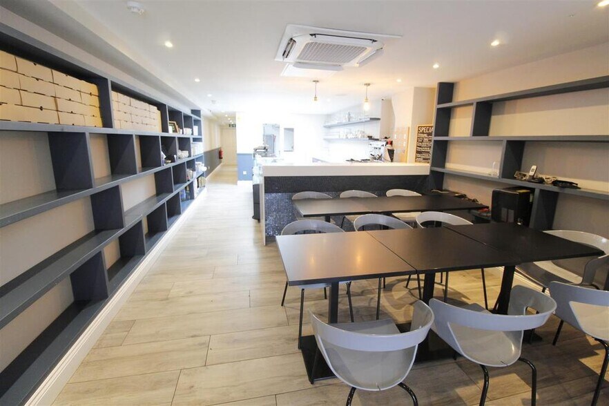 84 High Rd, Byfleet à vendre - Photo de l’immeuble – Image 3 sur 22