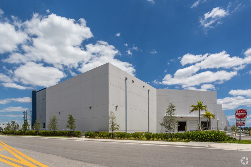10211 NW 62nd St, Doral, FL à louer - Photo de l’immeuble – Image 2 sur 5