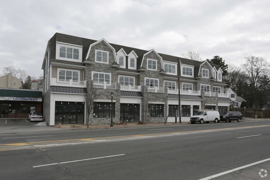 1046 New York Ave, Huntington Station, NY à vendre - Photo principale – Image 1 sur 57