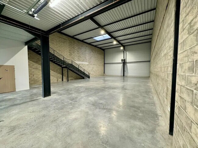 Plus de détails pour Local d'activités à louer