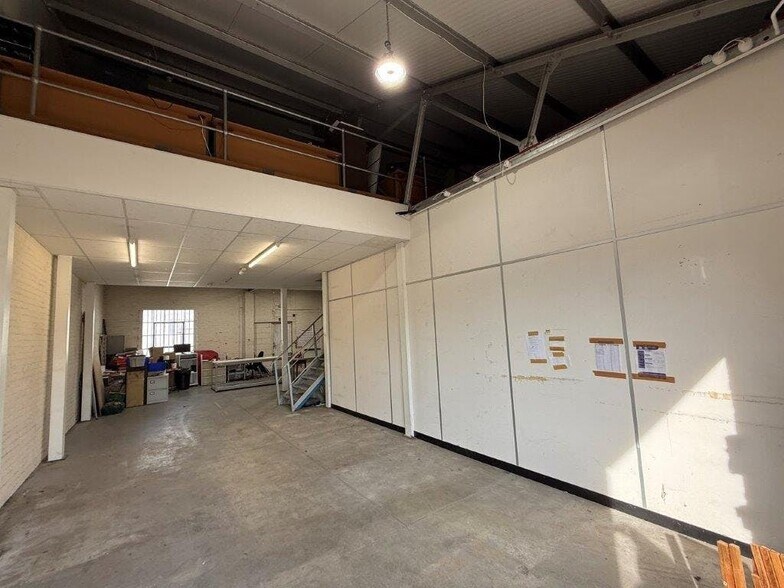 26B Lyon Rd, Walton-On-Thames à louer - Photo de l’immeuble – Image 3 sur 6
