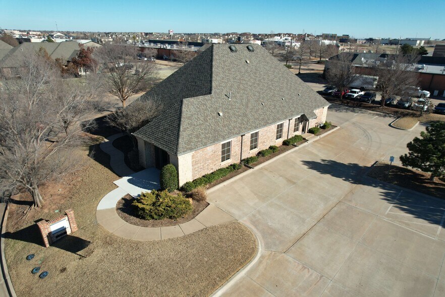 13838 Quail Pointe Dr, Oklahoma City, OK à louer - Photo de l’immeuble – Image 1 sur 9