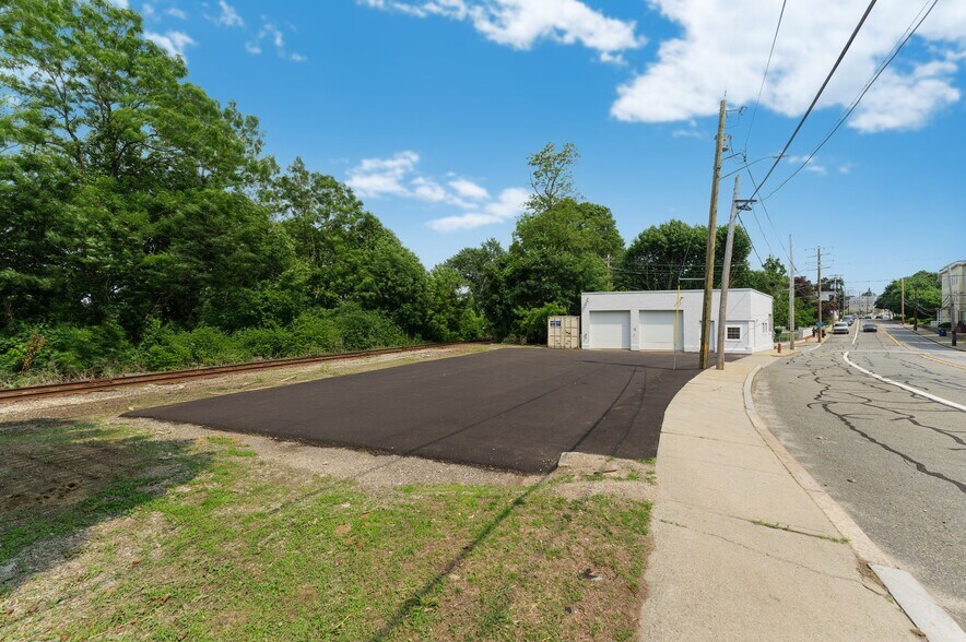 250 Manville rd, Woonsocket, RI à vendre - Photo de l’immeuble – Image 2 sur 9