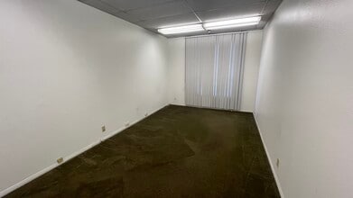 18411 Crenshaw Blvd, Torrance, CA à louer Photo intérieure– Image 1 sur 2