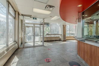 6555 Ch De La Côte-Des-Neiges, Montréal, QC à louer Photo de l’immeuble– Image 2 sur 6