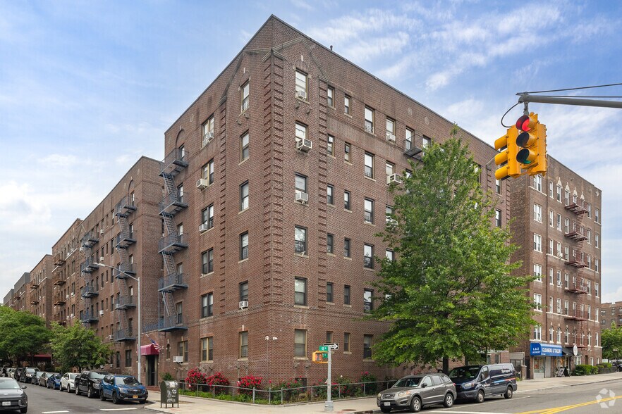 4751 40th St, Long Island City, NY à vendre - Photo de l’immeuble – Image 2 sur 9