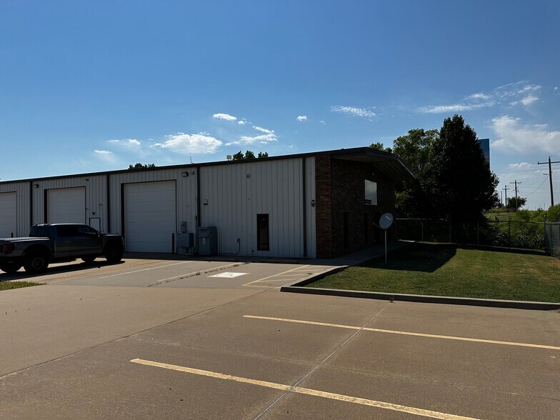 15266 NW Expressway, Piedmont, OK à louer - Photo principale – Image 1 sur 1