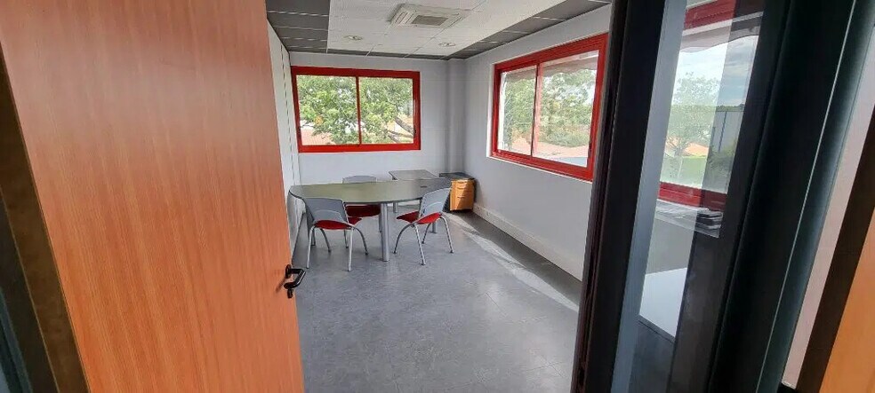 Bureau dans Brignais à louer - Photo de l’immeuble – Image 3 sur 6