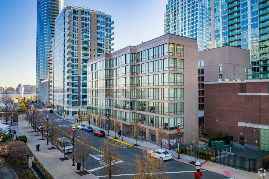 2 Shore Ln, Jersey City, NJ à louer - Photo de l’immeuble – Image 2 sur 8
