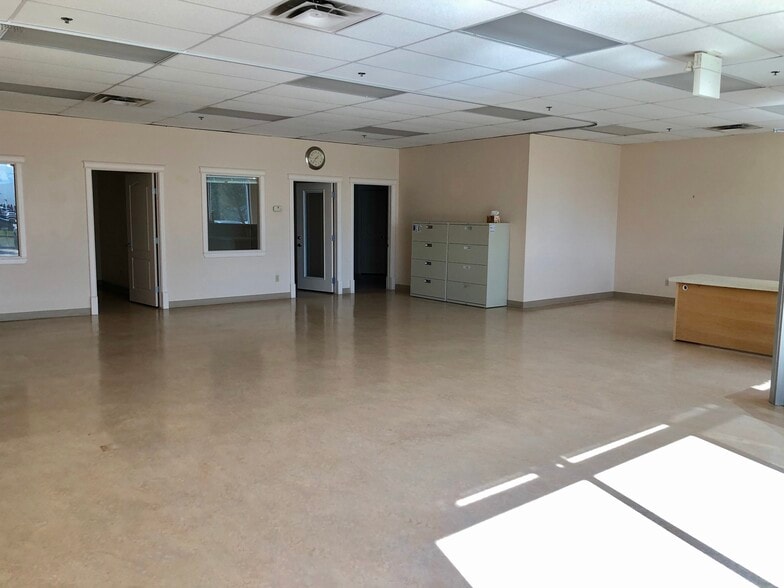 7203-7221 Roper Rd NW, Edmonton, AB à vendre - Photo intérieure – Image 3 sur 9