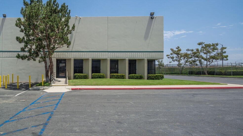 801 W Artesia Blvd, Compton, CA à louer - Photo de l’immeuble – Image 2 sur 5