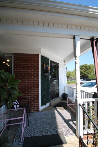 143 Chenoweth Ln, Louisville, KY à louer - Photo de l’immeuble – Image 3 sur 39