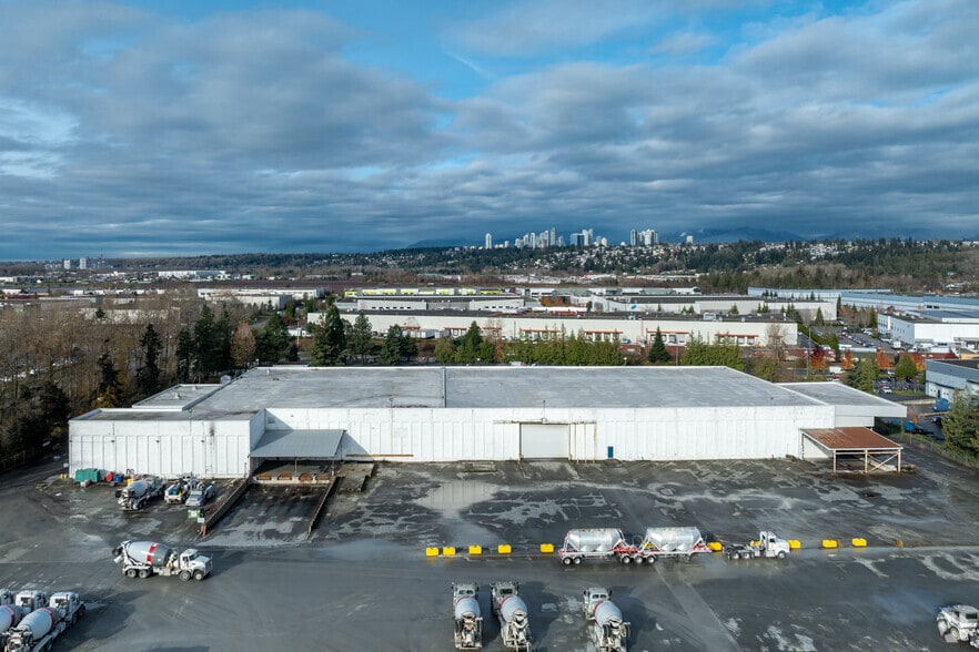 5324 Riverbend Dr, Burnaby, BC à louer - Photo de l’immeuble – Image 3 sur 3