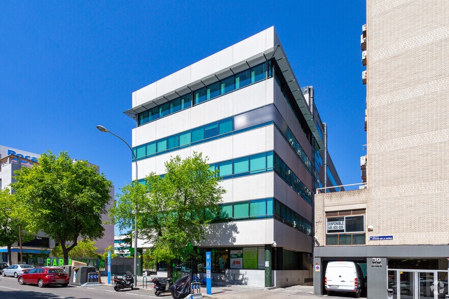 Calle Avenida Institución Libre de Enseñanza, 37, Madrid, Madrid à louer - Photo de l’immeuble – Image 2 sur 2