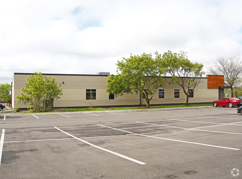 2730 Snelling Ave N, Roseville, MN à vendre - Photo de l’immeuble – Image 2 sur 4