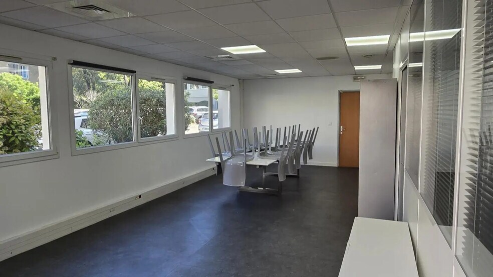 Bureau dans Gémenos à vendre - Photo de l’immeuble – Image 2 sur 8