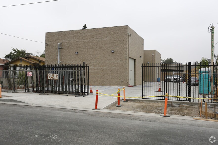 8588 Telfair Ave, Sun Valley, CA à louer - Photo de l’immeuble – Image 3 sur 13