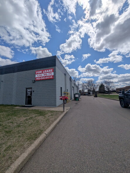 1331-1333 Larc Industrial Blvd, Burnsville, MN à louer - Photo de l’immeuble – Image 1 sur 6