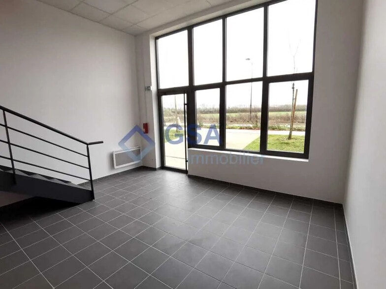 Local d'activités dans Saint-Pierre-du-Perray à vendre - Photo intérieure – Image 3 sur 9