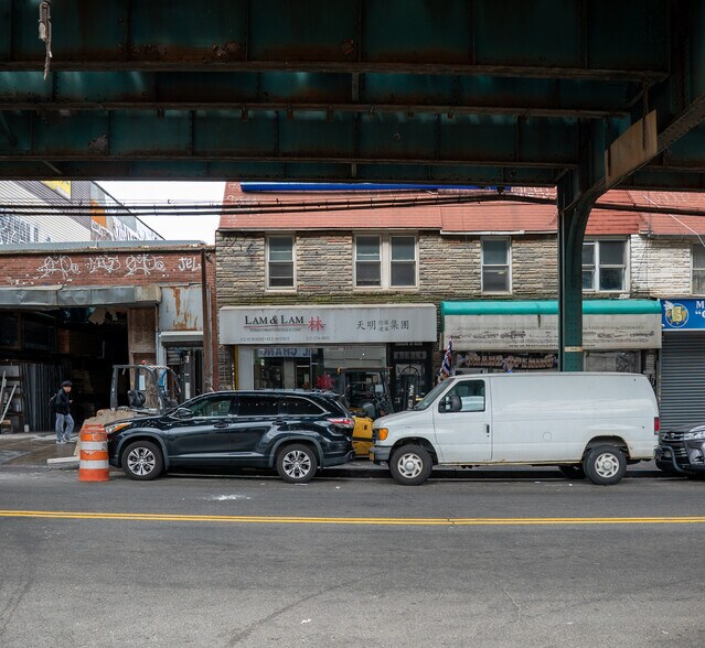 112-45 Roosevelt Ave, Corona, NY à vendre - Photo principale – Image 1 sur 12