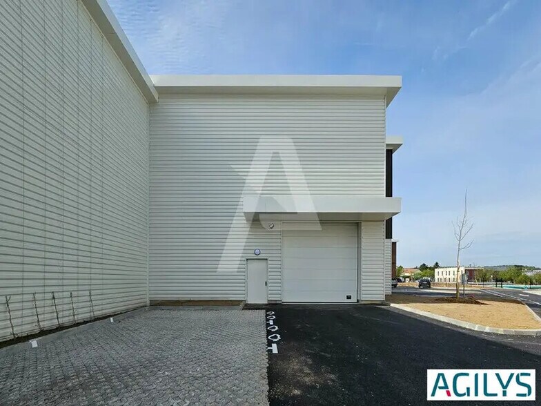 Local d'activités dans Ollainville à vendre - Photo de l’immeuble – Image 3 sur 12