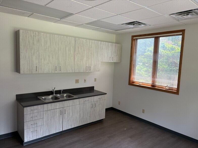 1828 E Locust St, Davenport, IA à louer - Photo intérieure – Image 2 sur 11